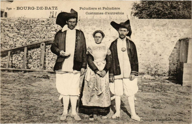 Carte postale ancienne Bourg-de-Batz - Paludires et Paludiere Costumes d'autrefois