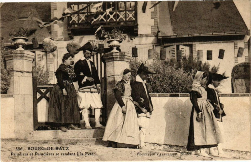 Carte postale ancienne Bourg-de-Batz - Paludiers et Paludieres se rendant a la Fere