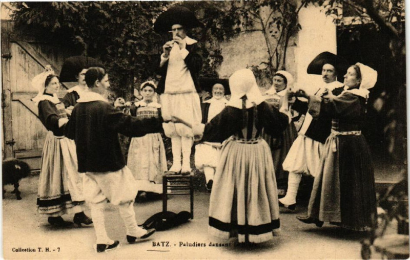 Carte postale ancienne Batz - Paludiers dansant junitidée