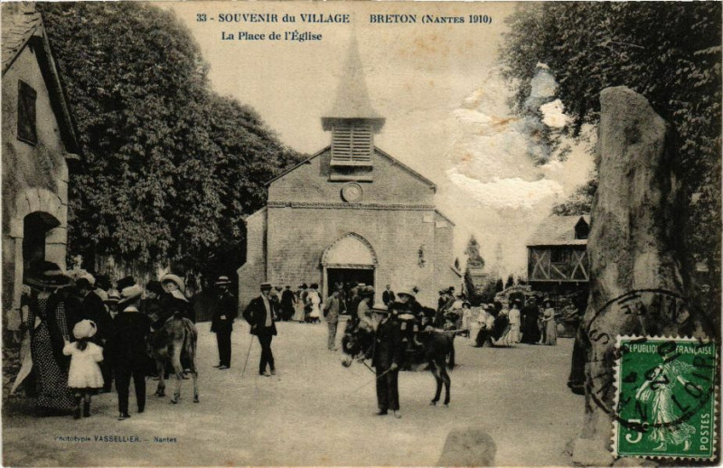 Carte postale ancienne Souvenir du Village Breton (Nantes 1910) - La Place de l'Eglise à Nantes