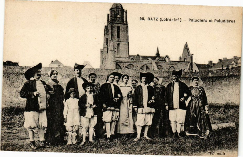 Carte postale ancienne Batz - Paludiers et Paludieres