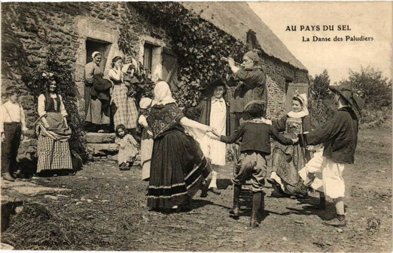Carte postale ancienne Au Pays du Sel - La Danse des Paludiers