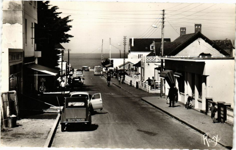Carte postale ancienne Notre-Dame de Monts. - L'Avenue et la Plage