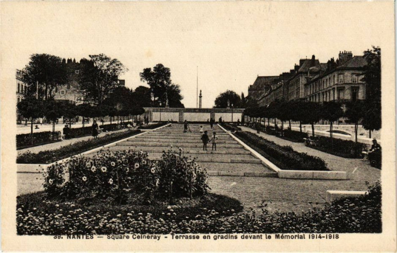 Carte postale ancienne Nantes Square Celneray - Terrasse en gradins devant le Memorial à Nantes