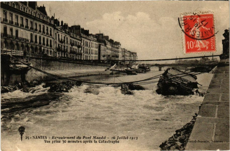 Carte postale ancienne Nantes Ecroulement du Pont Maudit 16 Juillet 1913 Vue prise 30 mi à Nantes