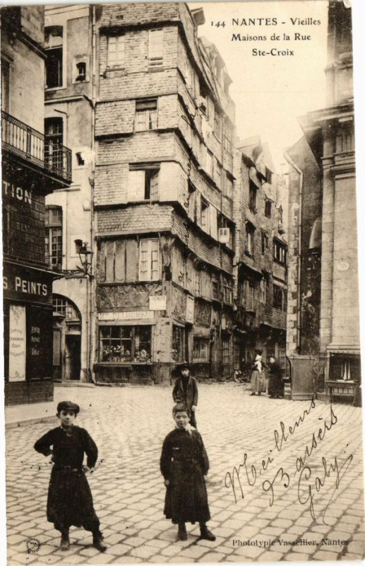 Carte postale ancienne Nantes - Vieilles Maisons de la Rue Sainte-Croix à Nantes