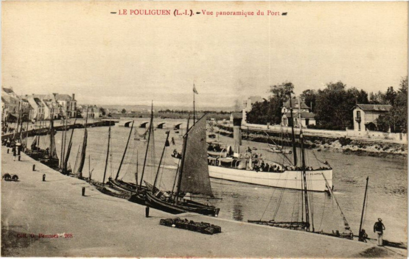 Carte postale ancienne Le Pouliguen - Vue panoramique du Port au Pouliguen