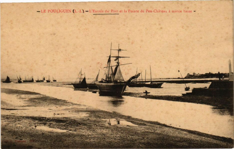 Carte postale ancienne Le Pouliguen - L'Entrée du Port et la Pointe de Pen-Chateau au Pouliguen