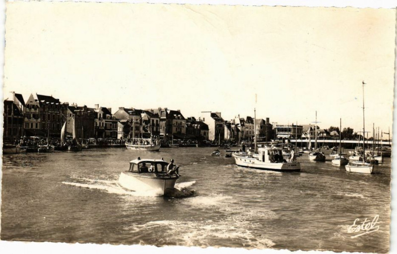 Carte postale ancienne Le Pouliguen - Bateaux dans le Port - Boats in Harbour au Pouliguen