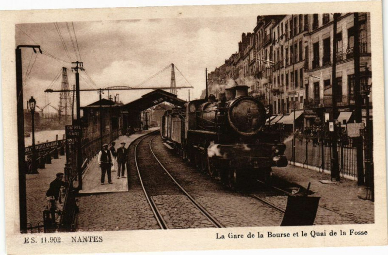 Carte postale ancienne Nantes - La Gare de la Bourse et le Quai de la Fosse à Nantes