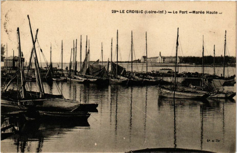 Carte postale ancienne Le Croisic - Le Port - Marée Haute au Croisic