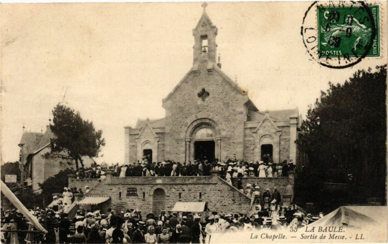 Carte postale ancienne La Baule - La Chapelle - Sortie de Messe