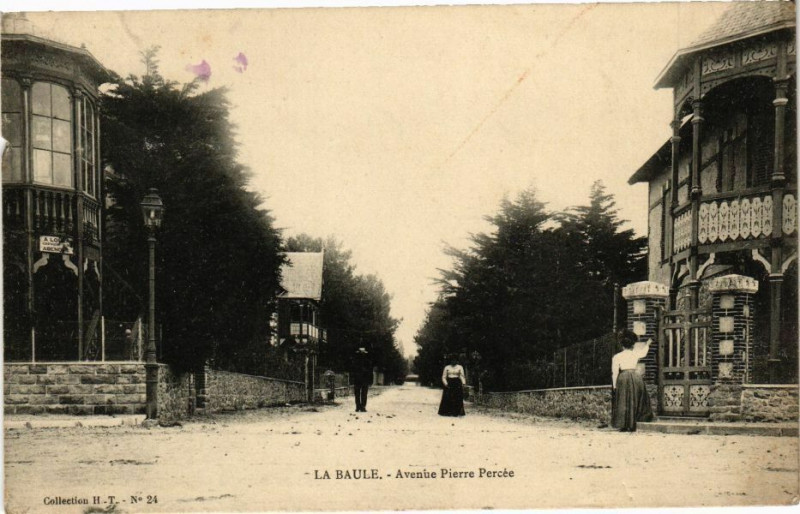 Carte postale ancienne La Baule - Avenue Pierre Percée
