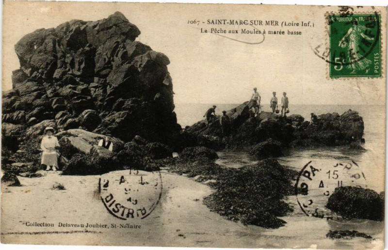 Carte postale ancienne Saint-Marc-sur-Mer - La Peche aux Moules a marée basse