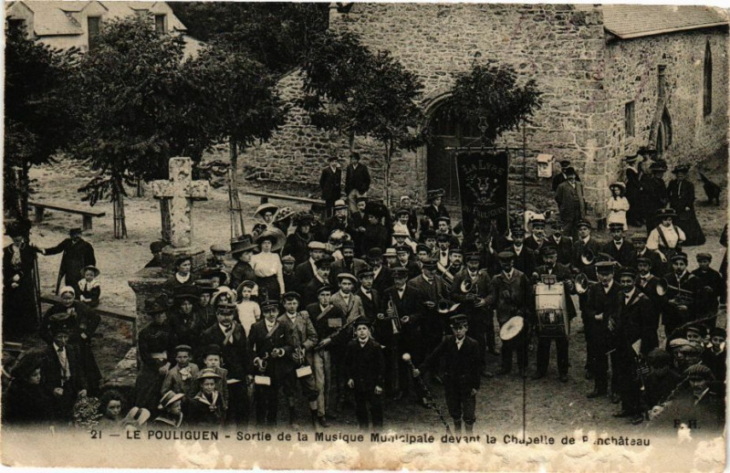 Carte postale ancienne Le Pouliguen - Sortie de la Musique Municipale devant la Chapelle au Pouliguen