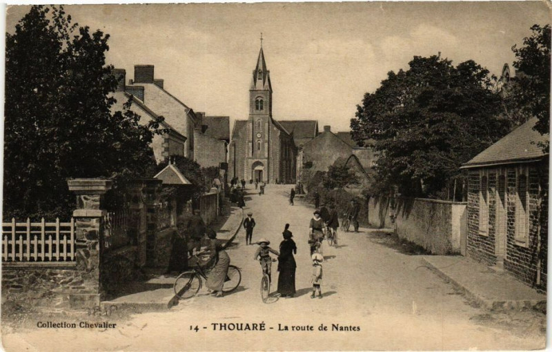 Carte postale ancienne Thouare - La route de Nantes à Nantes