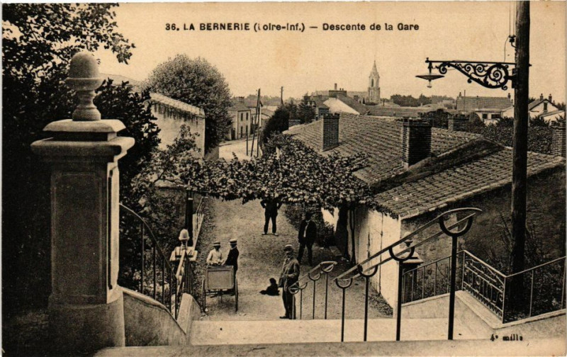 Carte postale ancienne La Bernerie - Descente de la Gare