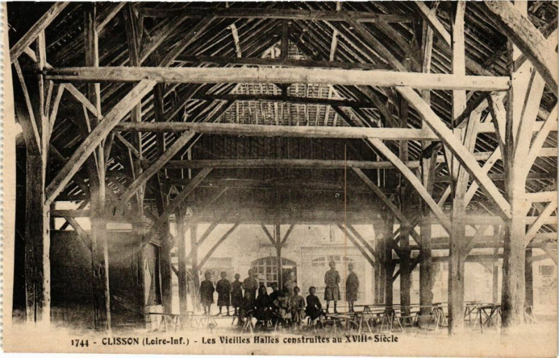 Carte postale ancienne Clisson - Les Vieilles Halles construits au Xviii S. à Clisson