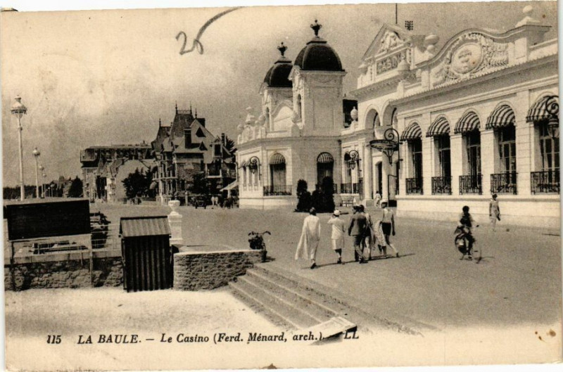 Carte postale ancienne La Baule - Le Casino (Ferd.Menard arch.)