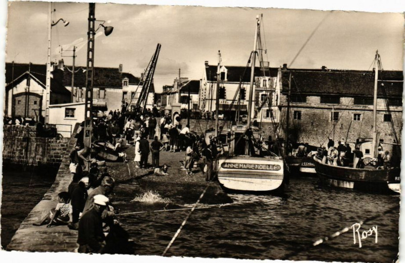 Carte postale ancienne La Turbelle - Arrivée des bateaux de peche
