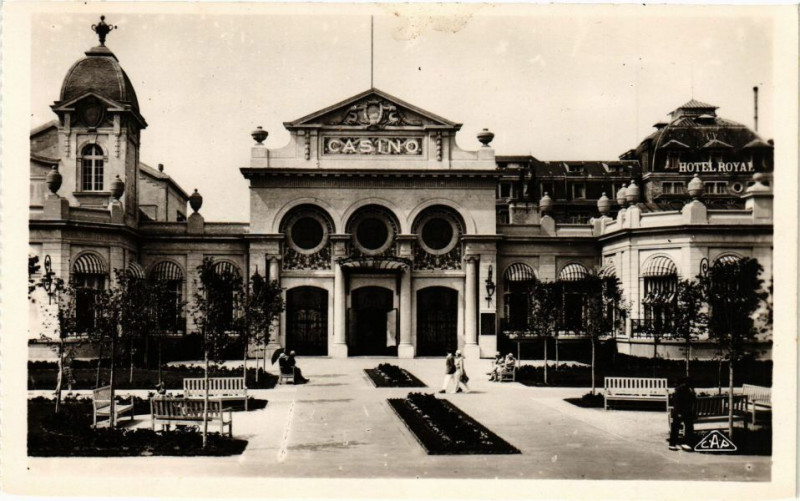 Carte postale ancienne La Baule - Le Casino