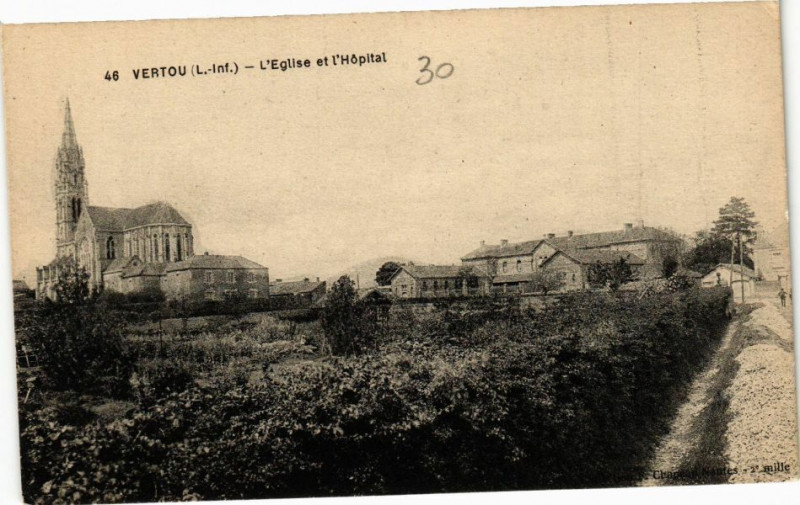 Carte postale ancienne Vertou - L'Eglise et l'Hopital à Vertou