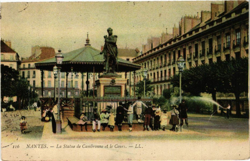 Carte postale ancienne Nantes - La Statue de Cambronne et le Cours à Nantes