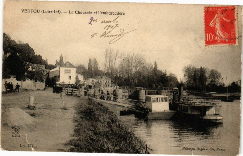 Carte postale ancienne Vertou - La Chaussée et l'embarcadere à Vertou