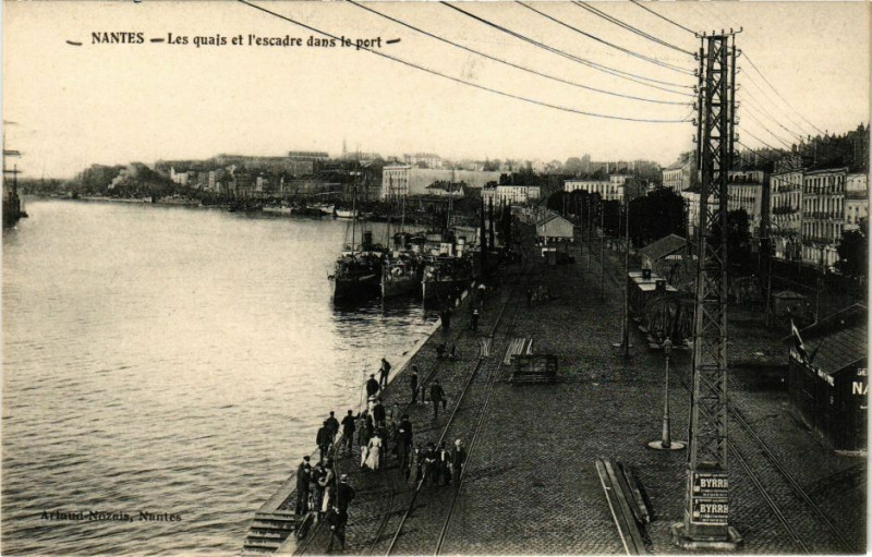 Carte postale ancienne Nantes - Le quais et l'escadre dans le port à Nantes