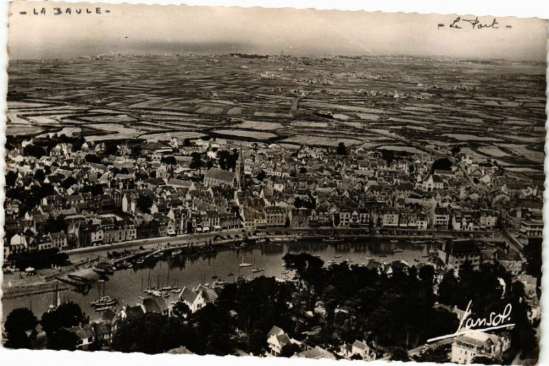 Carte postale ancienne La Baule - Le Port de La Baule et du Pouliguen au fond..