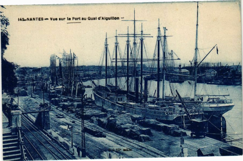 Carte postale ancienne Nantes - Vue sur le Port au Quai d'Aiguillon à Nantes