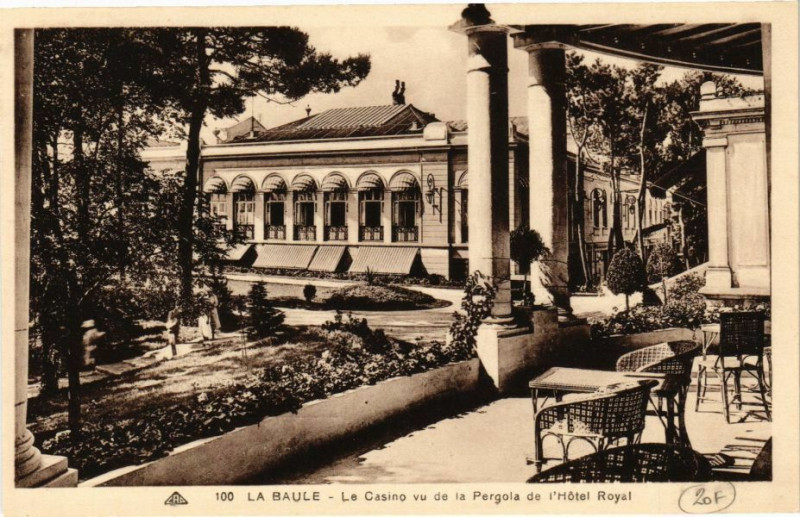 Carte postale ancienne La Baule - Le Csino vu de la Pergola de l'Hotel Royal