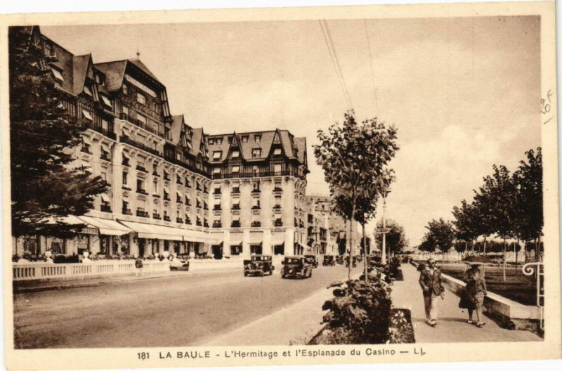 Carte postale ancienne La Baule - L'Hermitage et l'Esplanade du Casino