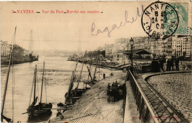 Carte postale ancienne Nantes - Vue du Port Marché aux moules à Nantes