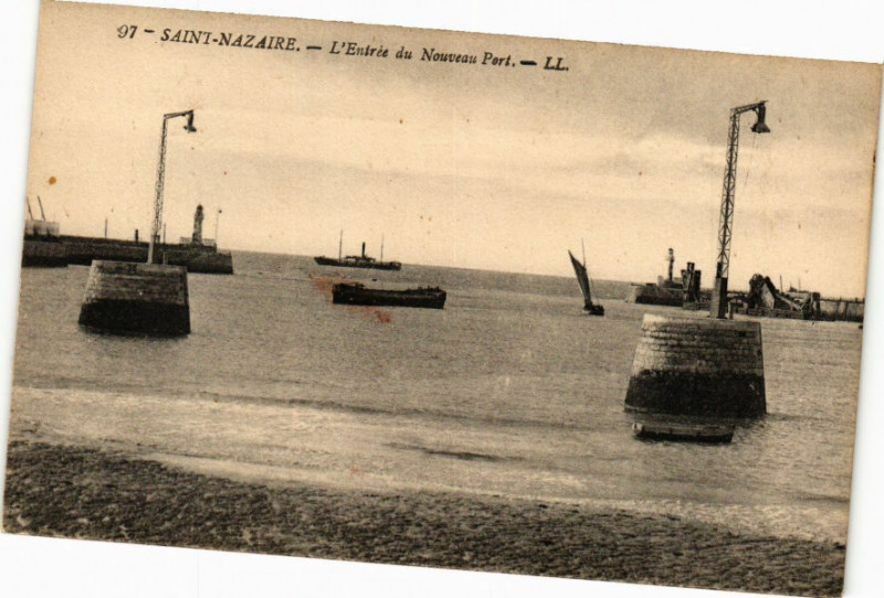 Carte postale ancienne Saint-Nazaire - L'Entrée du Nouveau Port à Saint-Nazaire