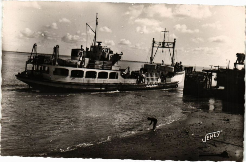Carte postale ancienne Saint-Brevin - Mindin - Arrivée du Bateau au Ponton de Debarquement