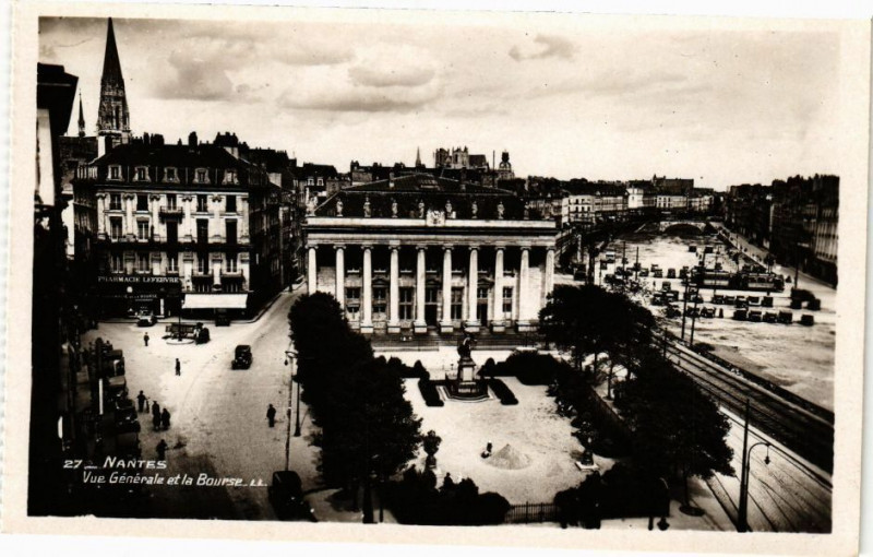 Carte postale ancienne Nantes - Vue générale et la Bourse à Nantes