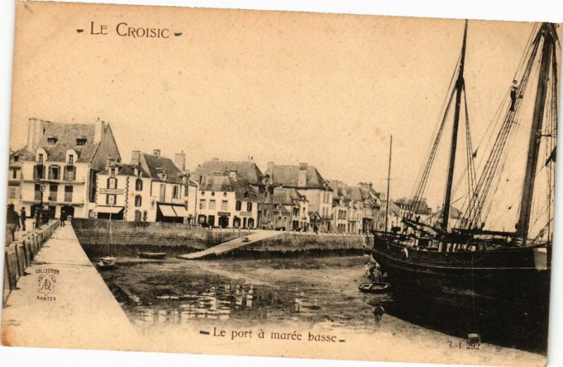Carte postale ancienne Le Croisic - Le port a marée basse au Croisic