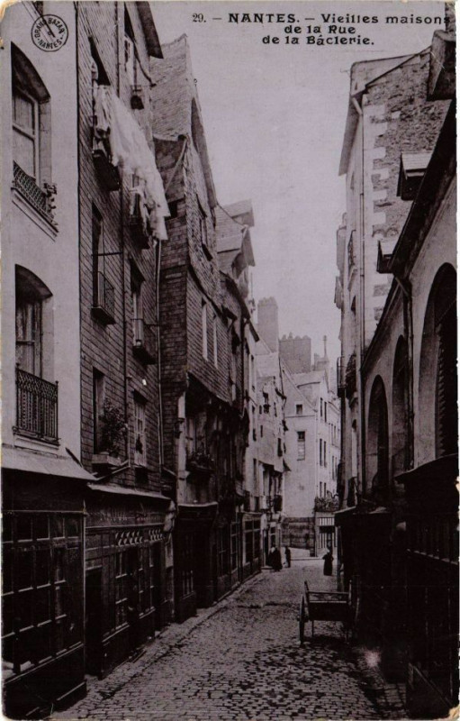 Carte postale ancienne Nantes - Vieilles maisons de la Rue de la Baclerie à Nantes