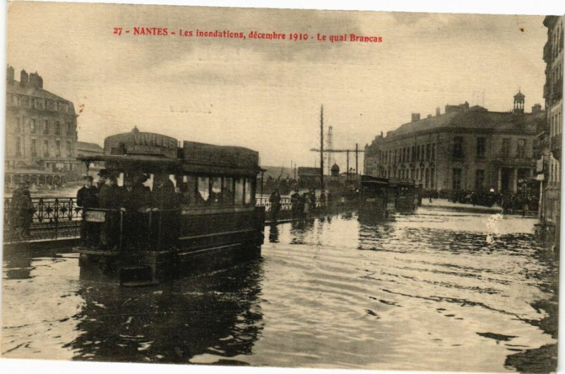 Carte postale ancienne Nantes - Les inondations decembre 1910 Le quai Brancas à Nantes