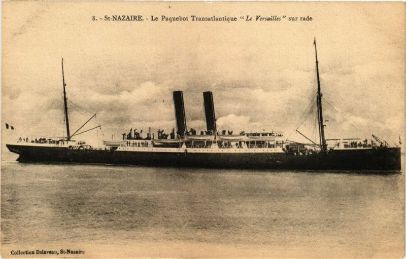 Carte postale ancienne Saint-Nazaire-Le Paquebot Transatlantique Le Versailles sur rade à Saint-Nazaire