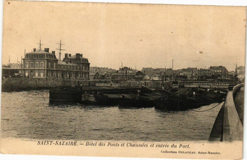 Carte postale ancienne Saint-Nazaire-Hotel des Ponts et Chaussées et entrée du Port à Saint-Nazaire