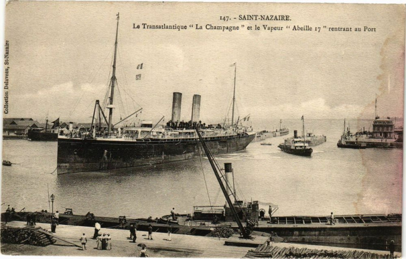 Carte postale ancienne Saint-Nazaire Le Transatlantique La Champagne et le Vapeur à Saint-Nazaire