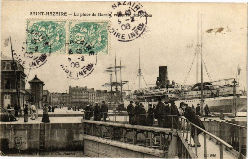 Carte postale ancienne Saint-Nazaire La place du Bassin vue prise des portes à Saint-Nazaire