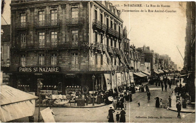 Carte postale ancienne Saint-Nazaire - La rue de Nantes à Saint-Nazaire