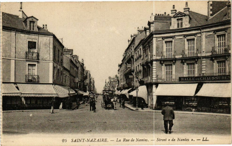 Carte postale ancienne Saint-Nazaire - La rue de Nantes à Saint-Nazaire