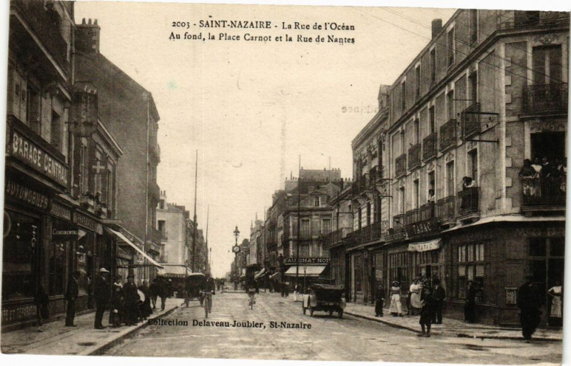 Carte postale ancienne Saint-Nazaire La Rue de I'Ocean Au fond la Place Carnot à Saint-Nazaire