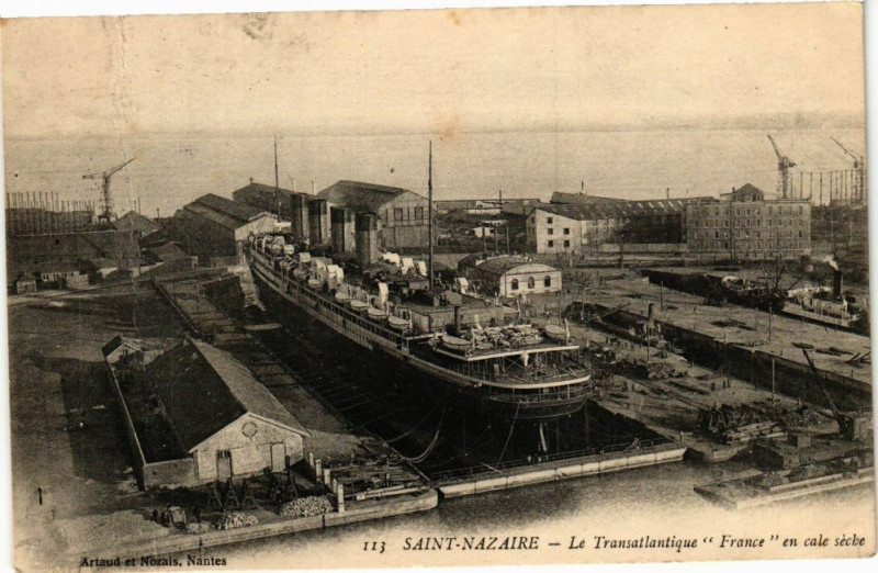 Carte postale ancienne Saint-Nazaire - Le Transatlantique France en cale seche à Saint-Nazaire