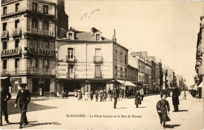 Carte postale ancienne Saint-Nazaire - La Place Carnot et la Rue de Nantes à Saint-Nazaire