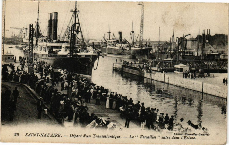 Carte postale ancienne Saint-Nazaire - Départ d'un Transatlantique à Saint-Nazaire